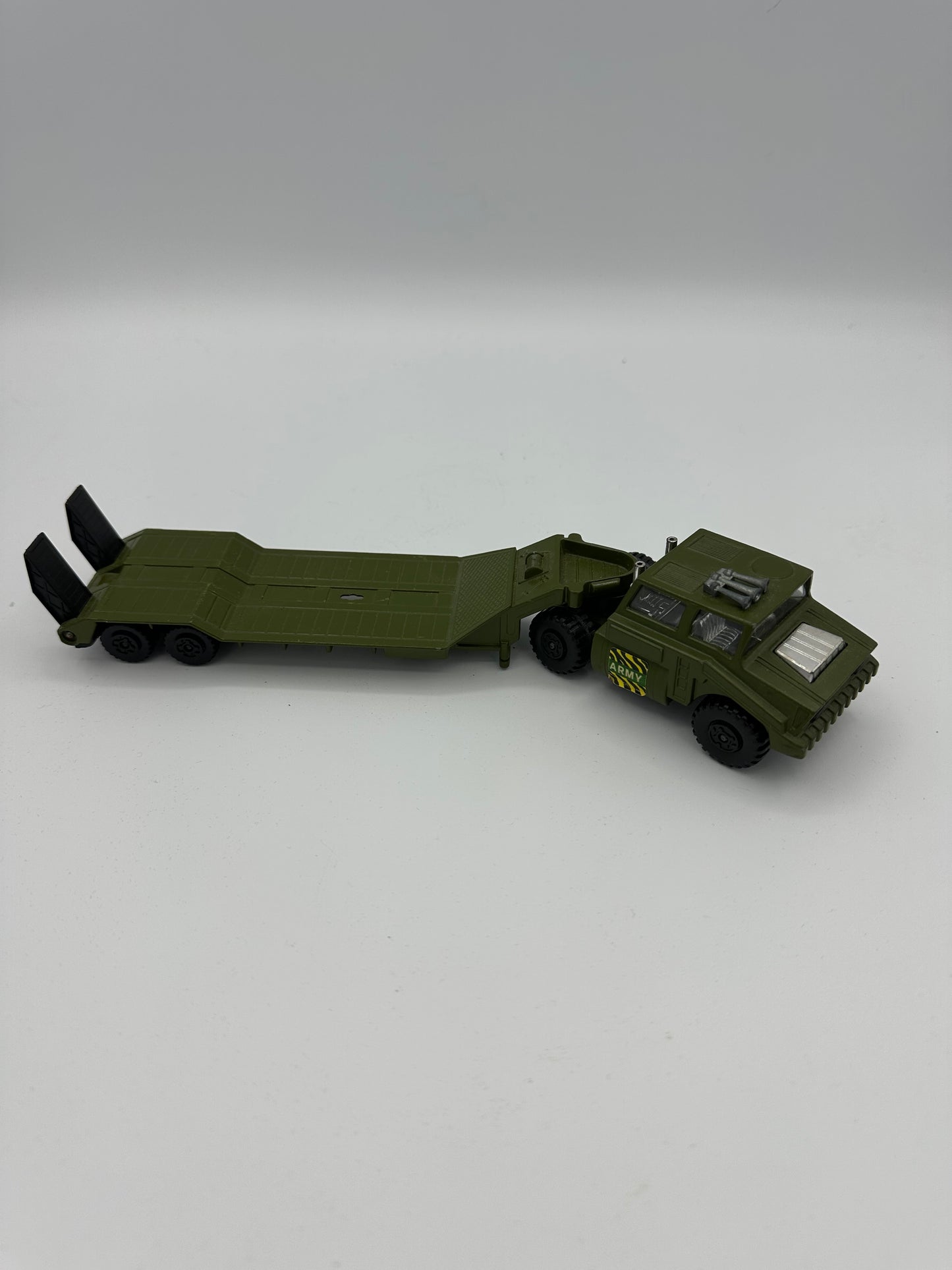 Modellino camion trasporto carri militari
